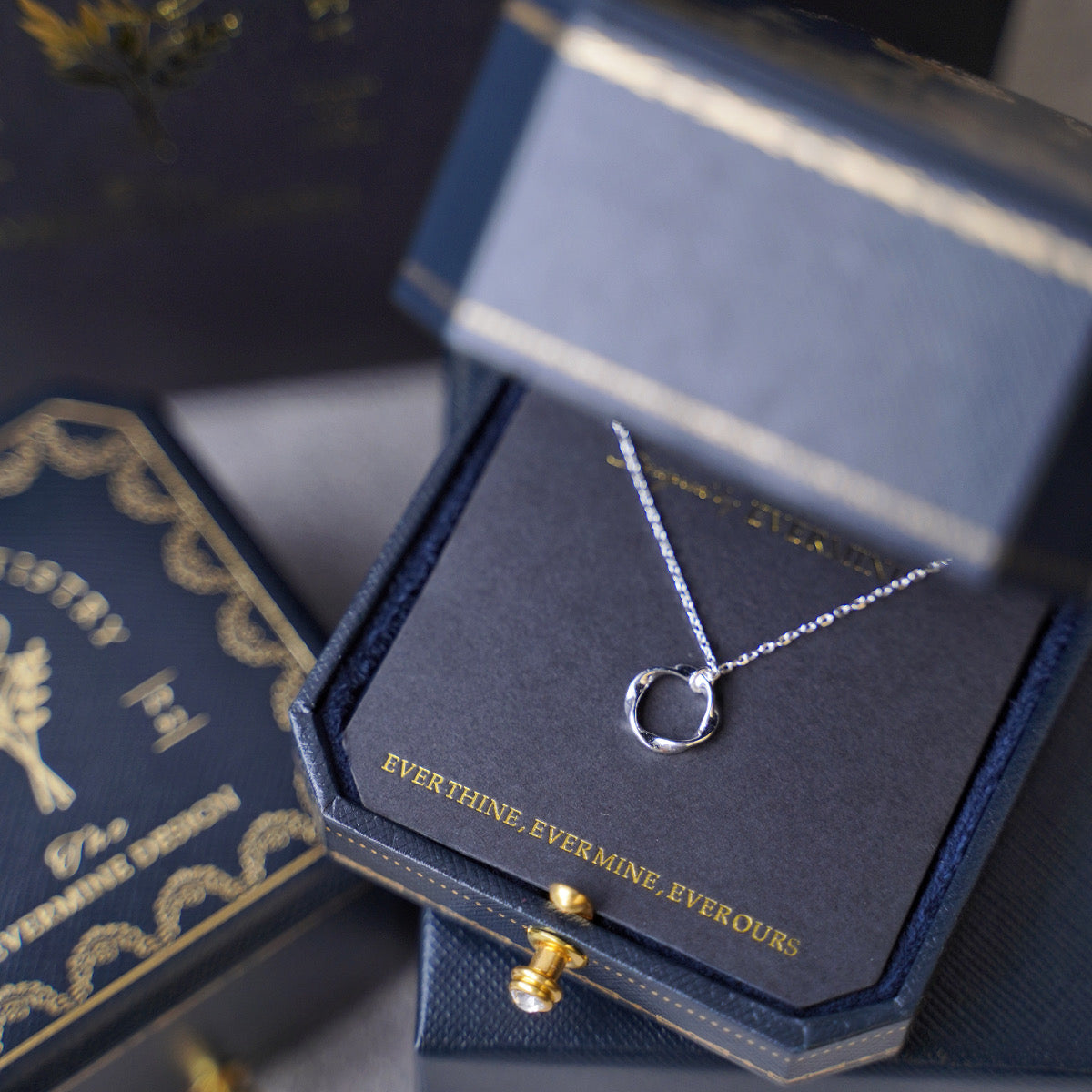 925 Silver Möbius Loop Necklace - Symbol of Eternal Love & Sophistication.