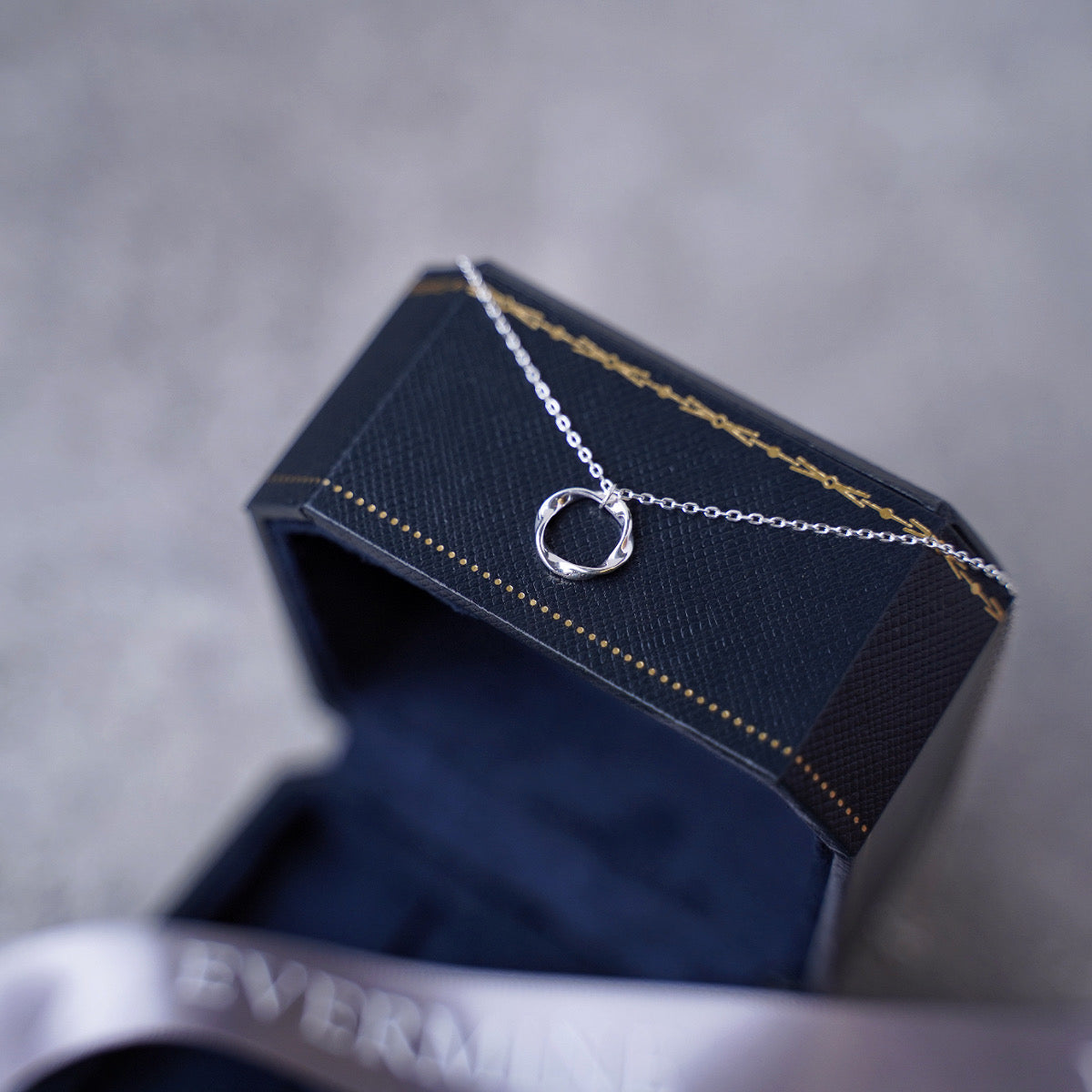 925 Silver Möbius Loop Necklace - Symbol of Eternal Love & Sophistication.